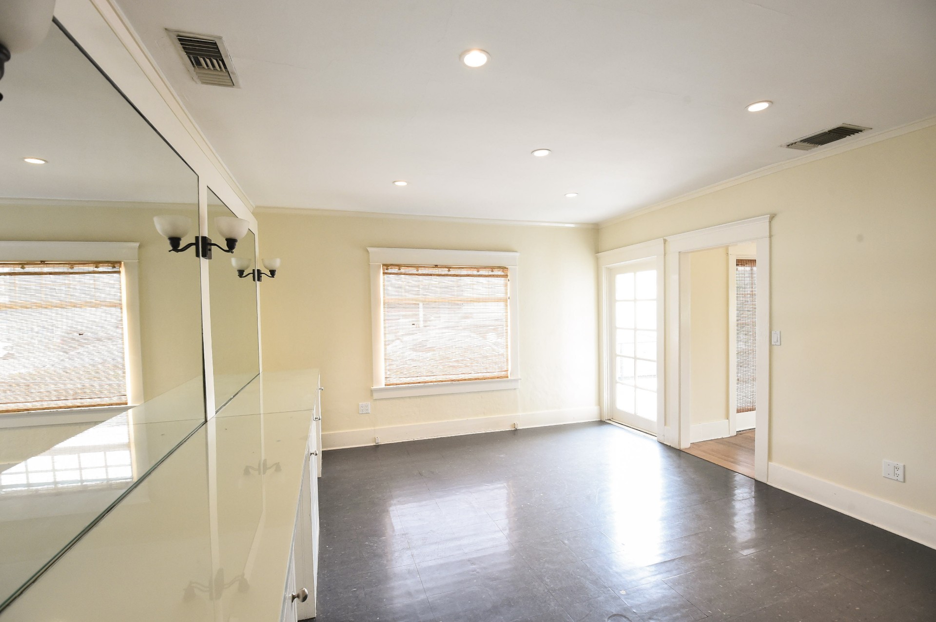 2116  Main St